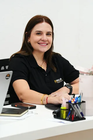 Uma das pessoas à frente da Melega em atendimento no escritório