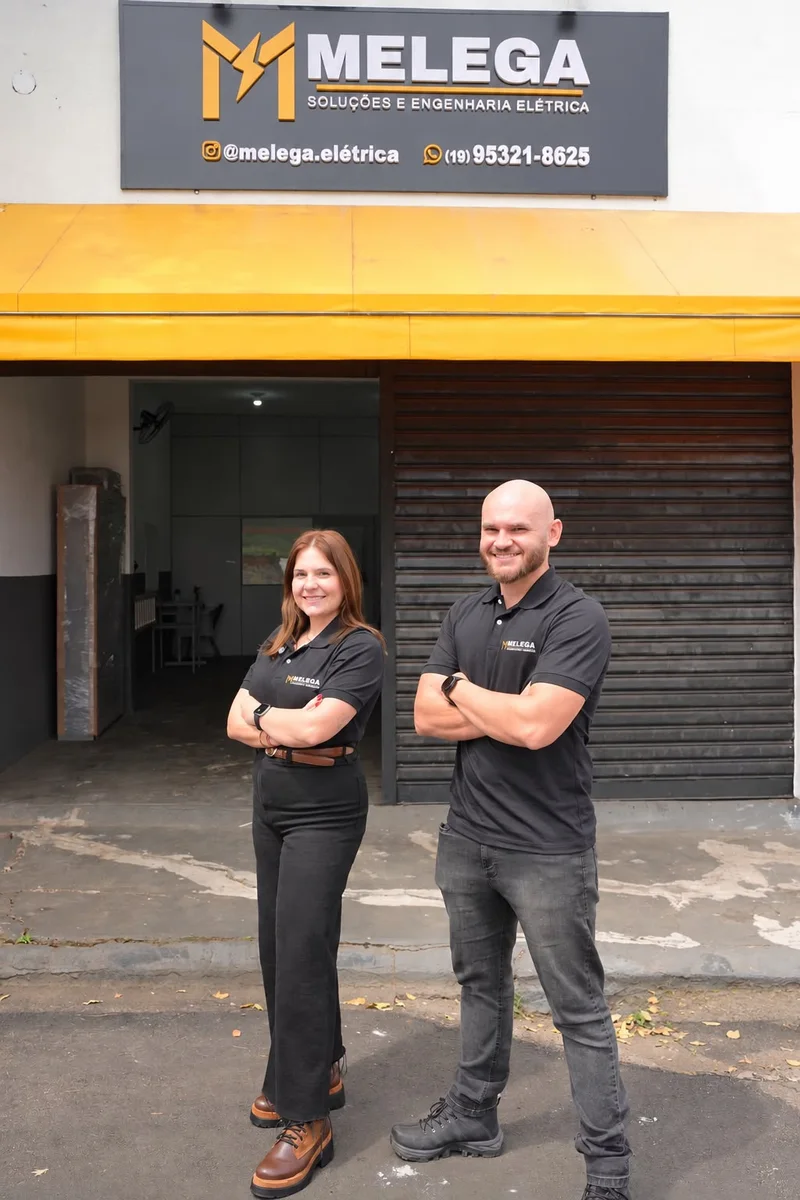 Casal proprietário em frente à fachada da Melega, em Piracicaba